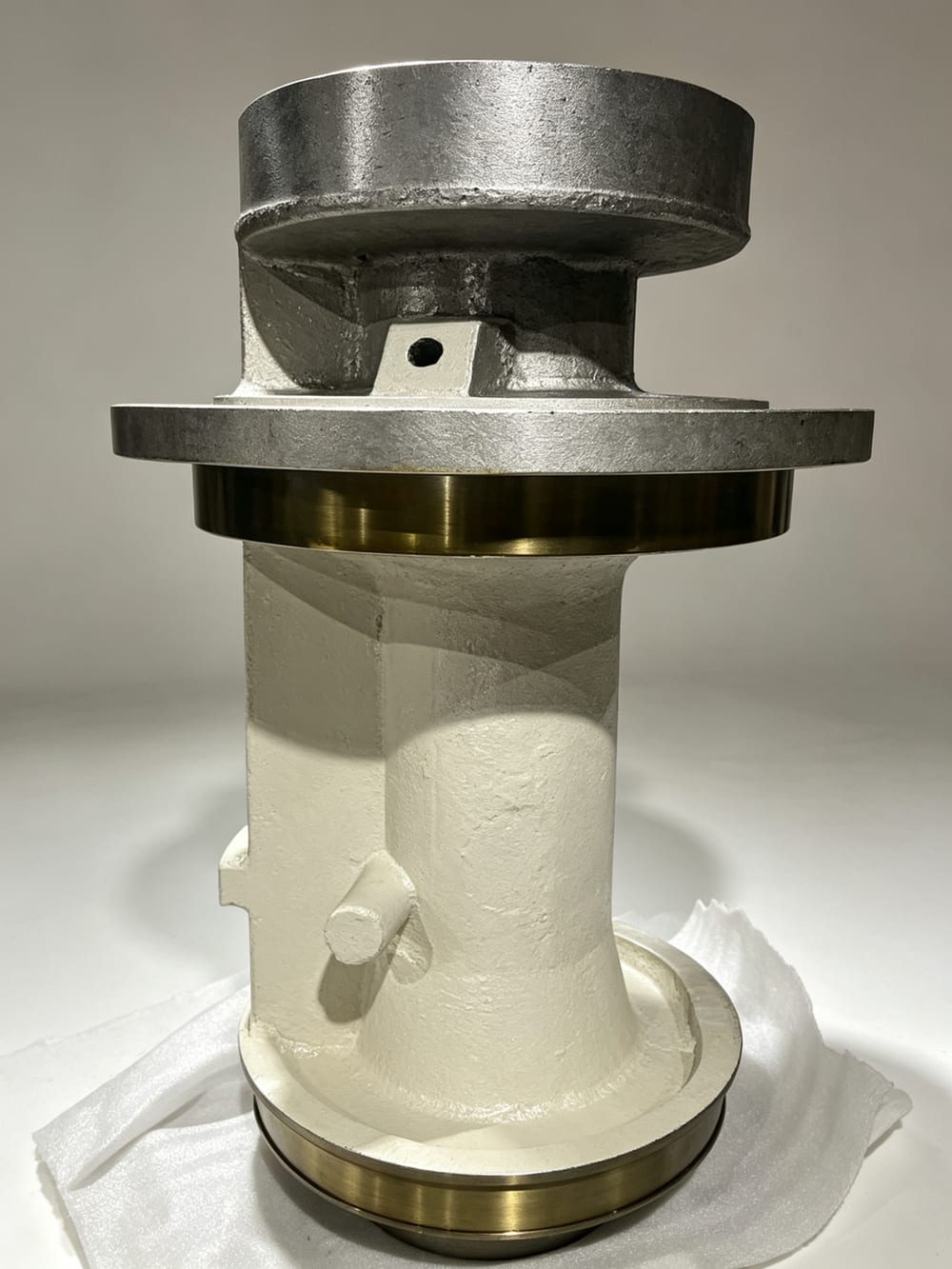 Cone crusher drive shaft housing